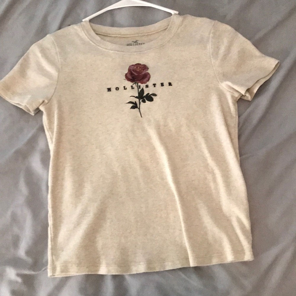 Hollister graphic tee